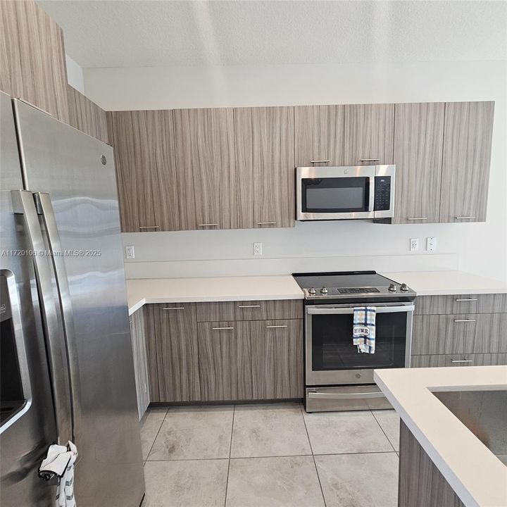 For Rent: $3,900 (3 beds, 2 baths, 1129 Square Feet)