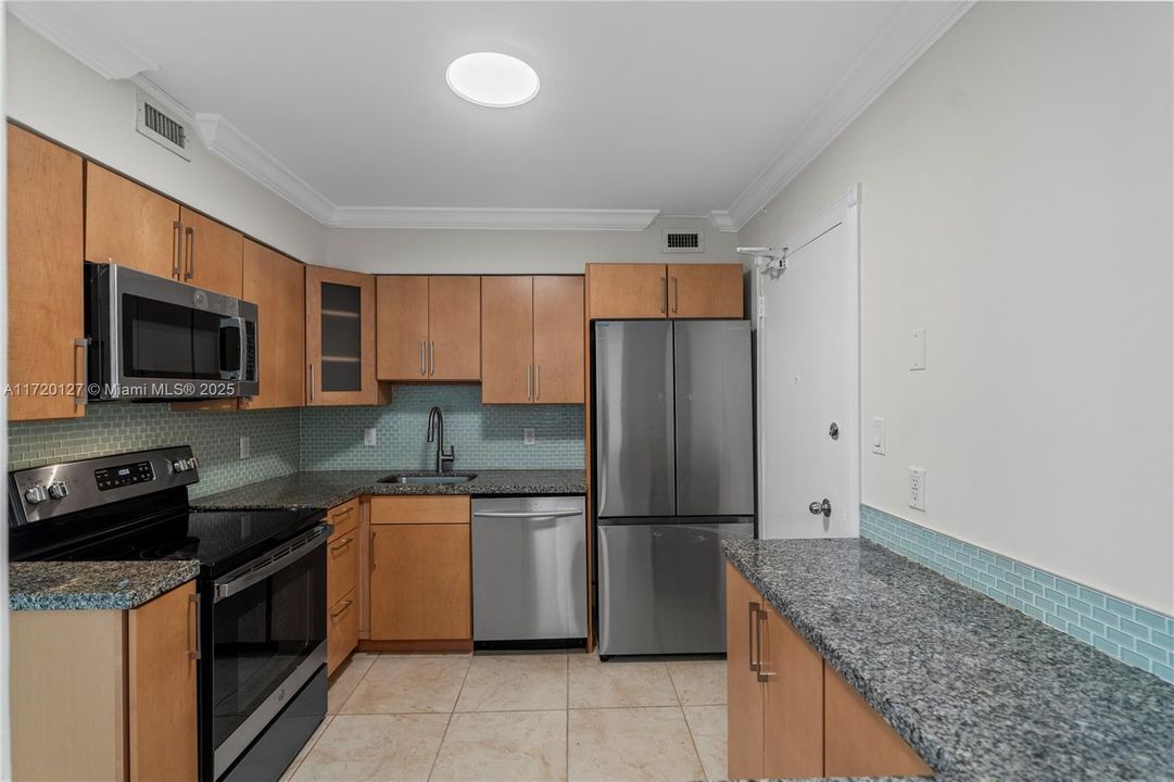 For Rent: $3,500 (2 beds, 2 baths, 1040 Square Feet)