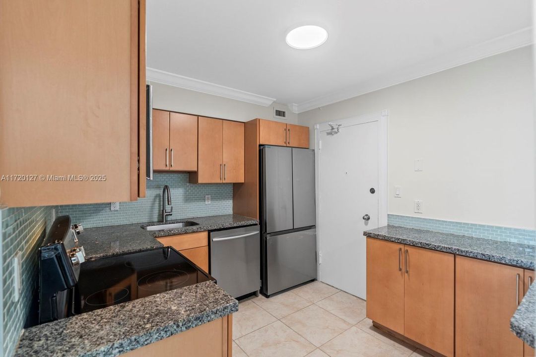 For Rent: $3,500 (2 beds, 2 baths, 1040 Square Feet)