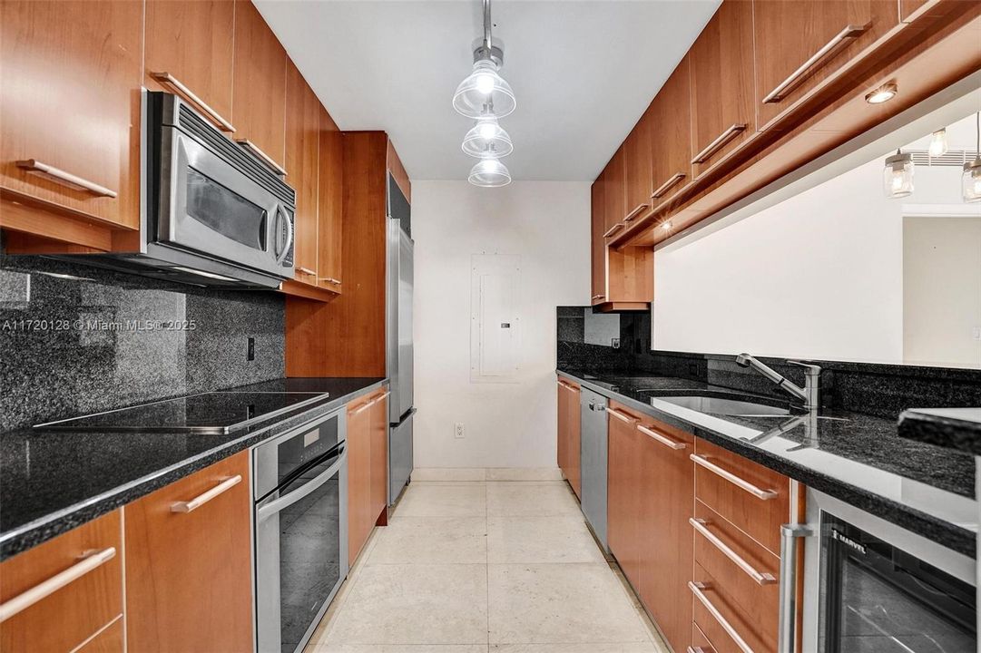 For Rent: $4,000 (1 beds, 1 baths, 1076 Square Feet)