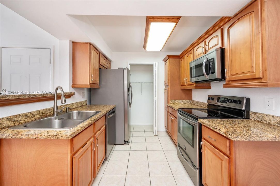 For Rent: $2,100 (1 beds, 1 baths, 579 Square Feet)