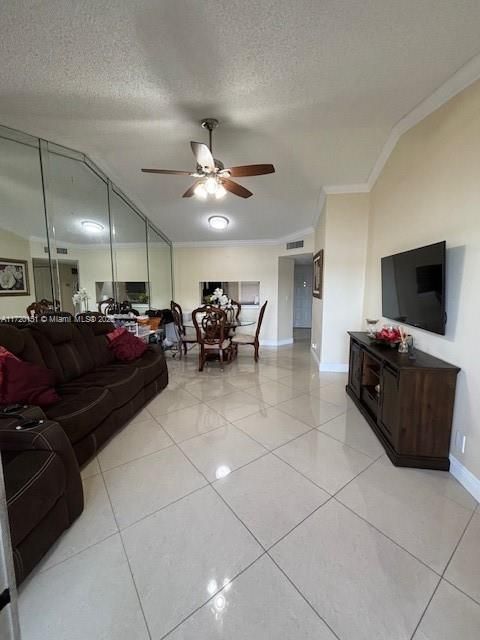 For Rent: $2,200 (2 beds, 2 baths, 815 Square Feet)