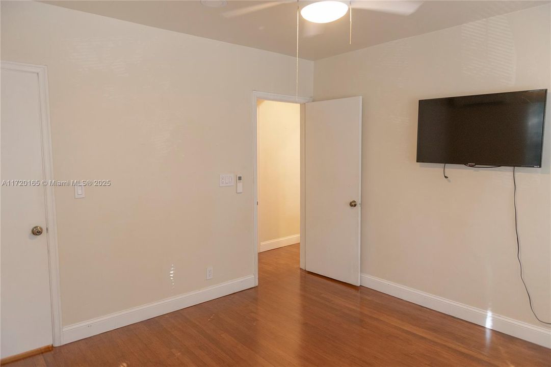 For Rent: $2,250 (2 beds, 1 baths, 720 Square Feet)