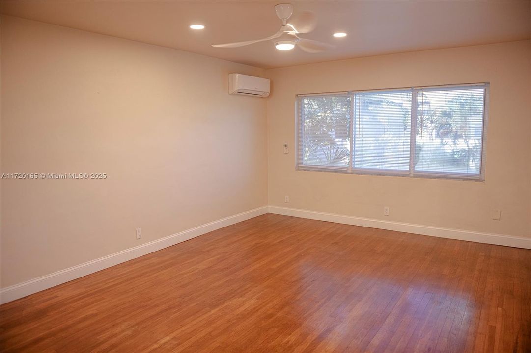 For Rent: $2,250 (2 beds, 1 baths, 720 Square Feet)