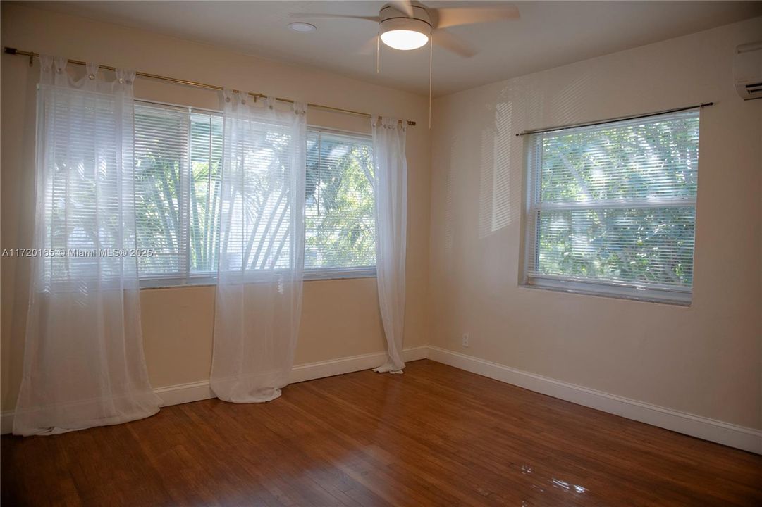 For Rent: $2,250 (2 beds, 1 baths, 720 Square Feet)