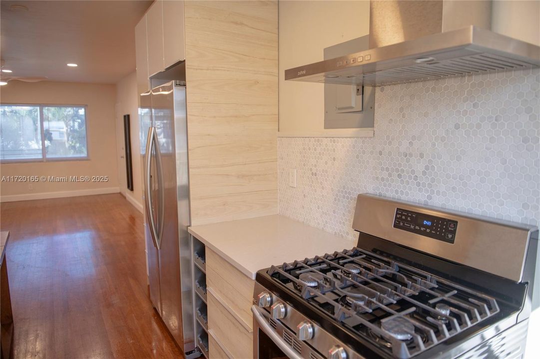 For Rent: $2,250 (2 beds, 1 baths, 720 Square Feet)