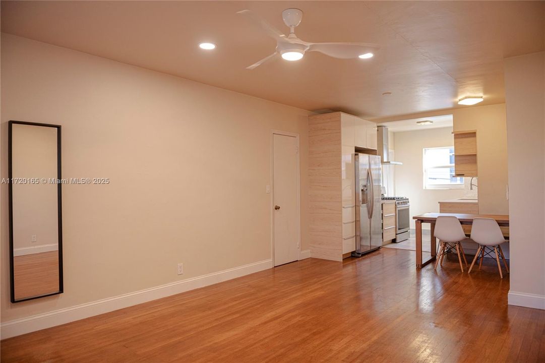 For Rent: $2,250 (2 beds, 1 baths, 720 Square Feet)