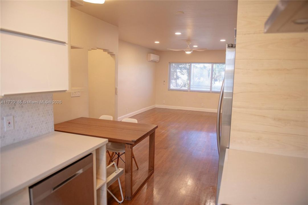 For Rent: $2,250 (2 beds, 1 baths, 720 Square Feet)