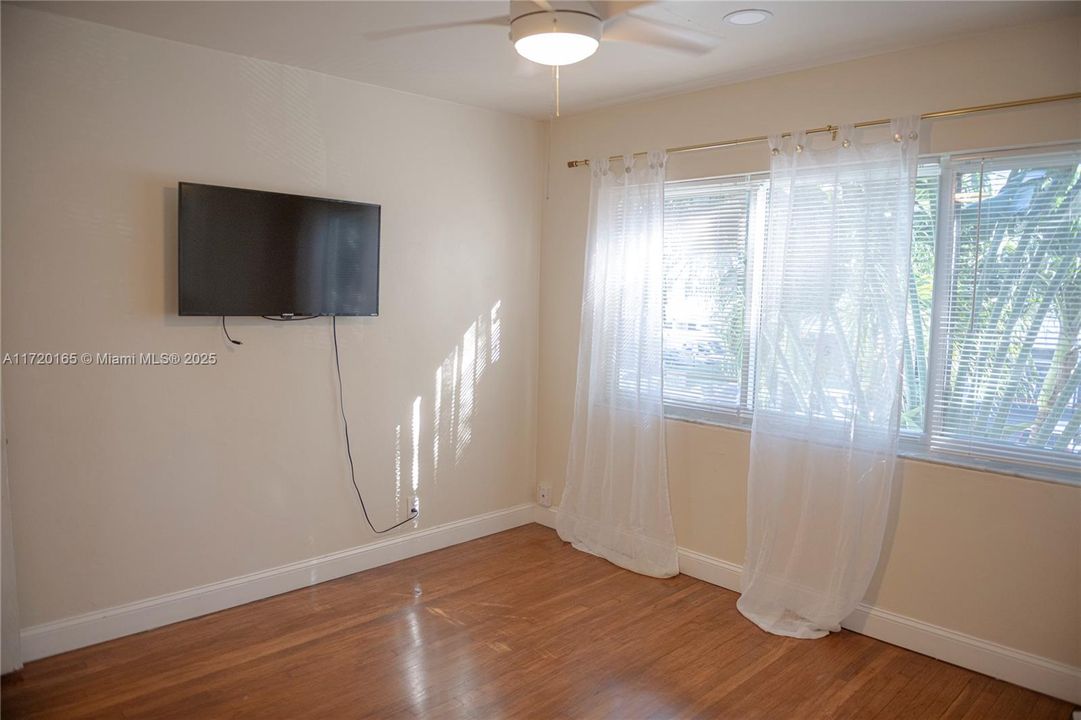 For Rent: $2,250 (2 beds, 1 baths, 720 Square Feet)