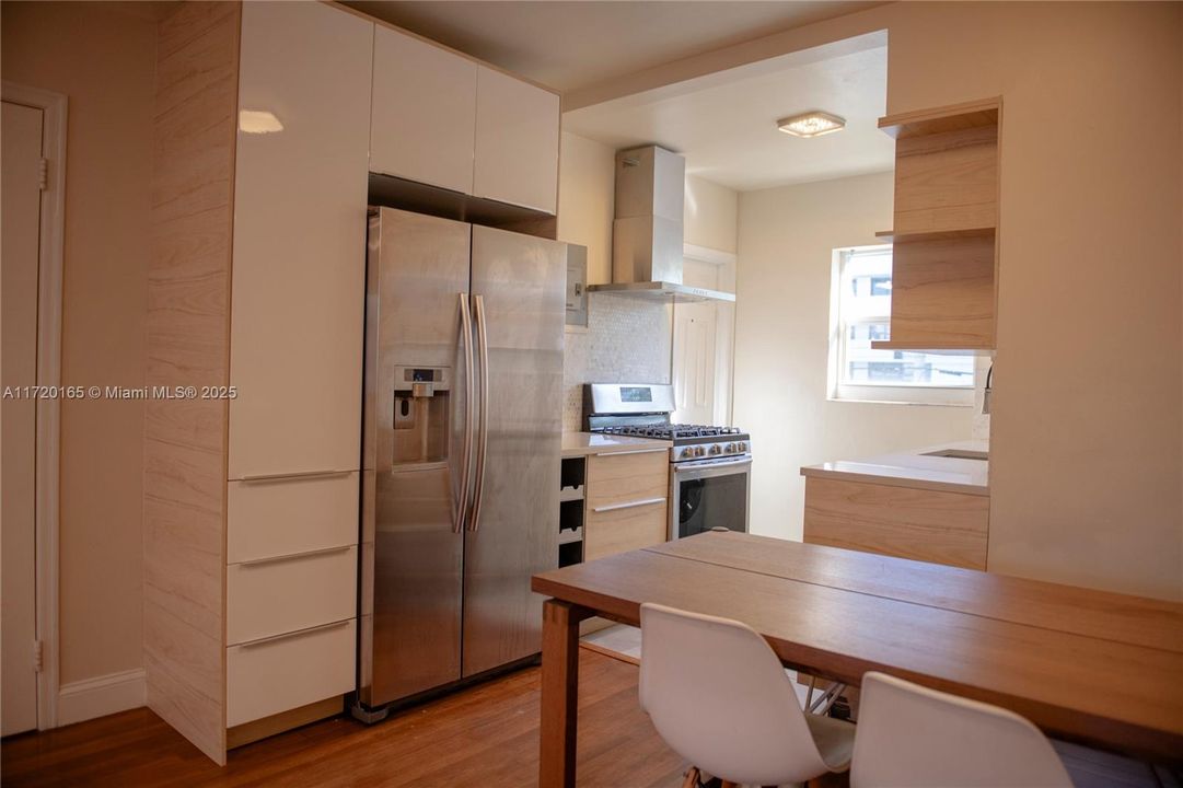 For Rent: $2,250 (2 beds, 1 baths, 720 Square Feet)