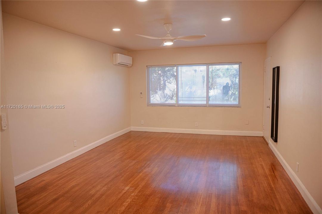 For Rent: $2,250 (2 beds, 1 baths, 720 Square Feet)