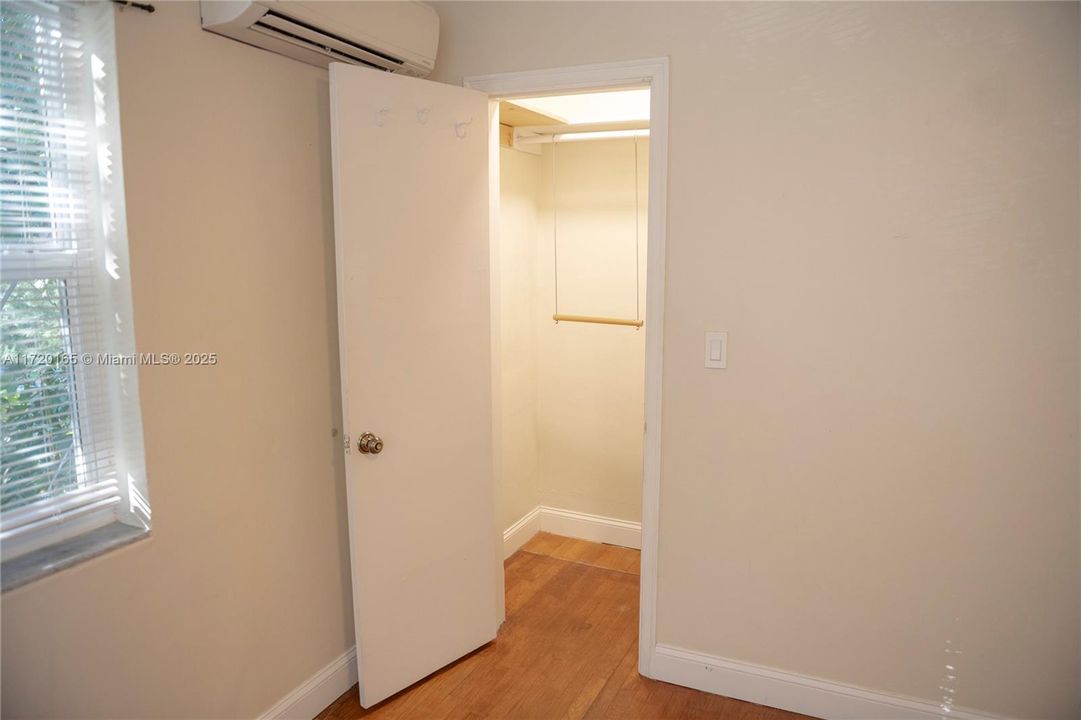 For Rent: $2,250 (2 beds, 1 baths, 720 Square Feet)