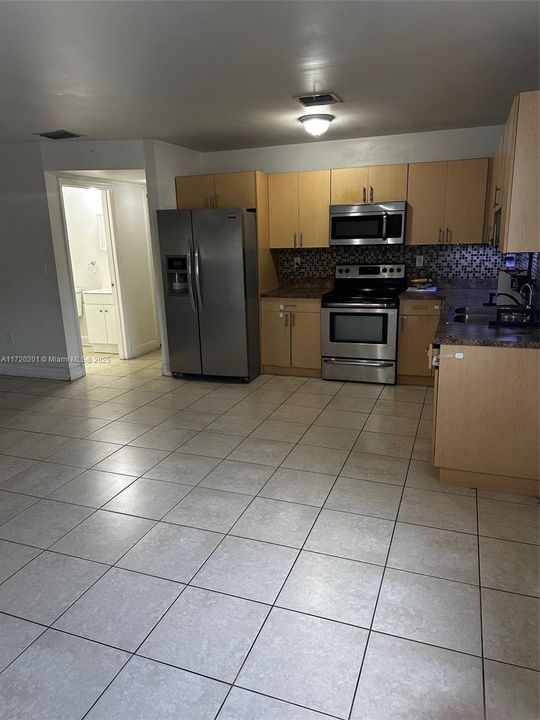 For Rent: $3,000 (3 beds, 2 baths, 4708 Square Feet)