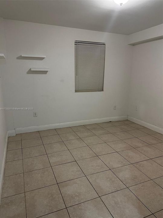 For Rent: $3,000 (3 beds, 2 baths, 4708 Square Feet)