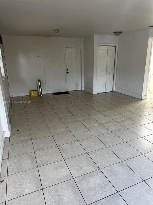 For Rent: $3,000 (3 beds, 2 baths, 4708 Square Feet)