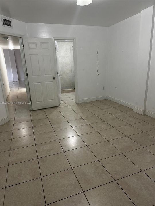 For Rent: $3,000 (3 beds, 2 baths, 4708 Square Feet)