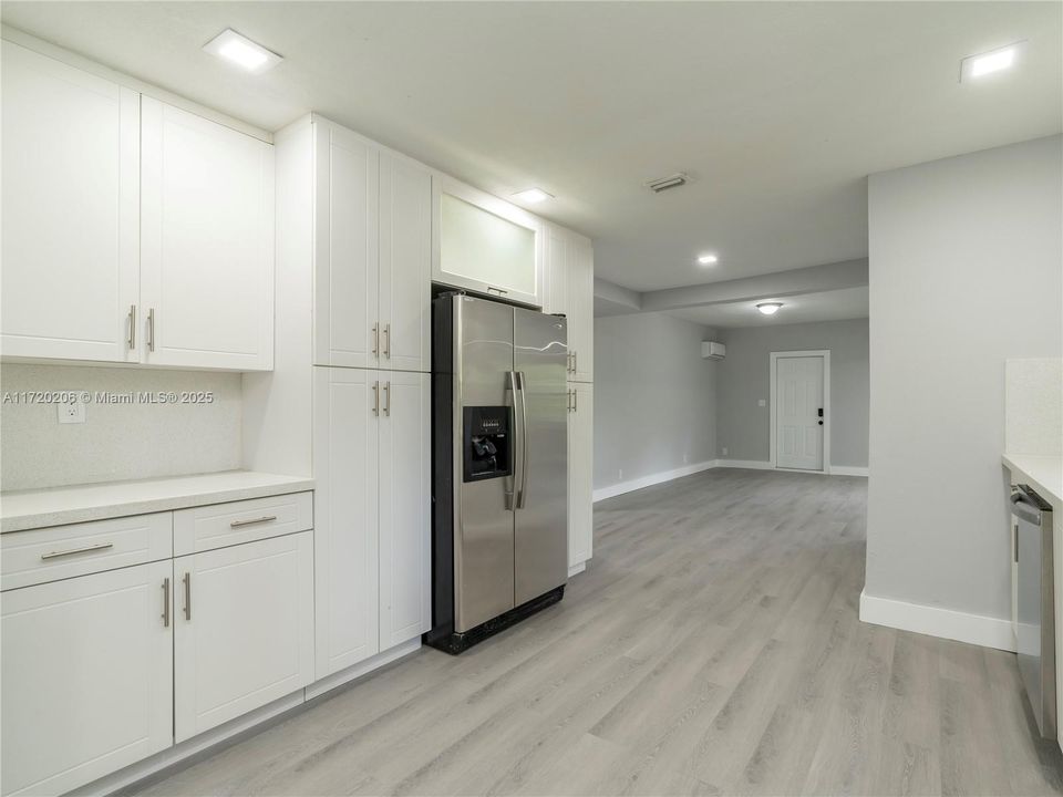 For Sale: $499,000 (2 beds, 1 baths, 983 Square Feet)