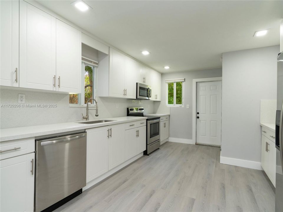 For Sale: $499,000 (2 beds, 1 baths, 983 Square Feet)