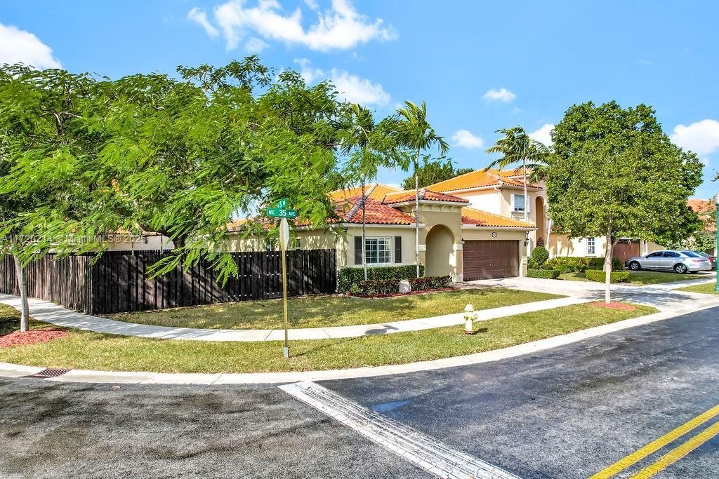 For Sale: $520,000 (3 beds, 2 baths, 1739 Square Feet)