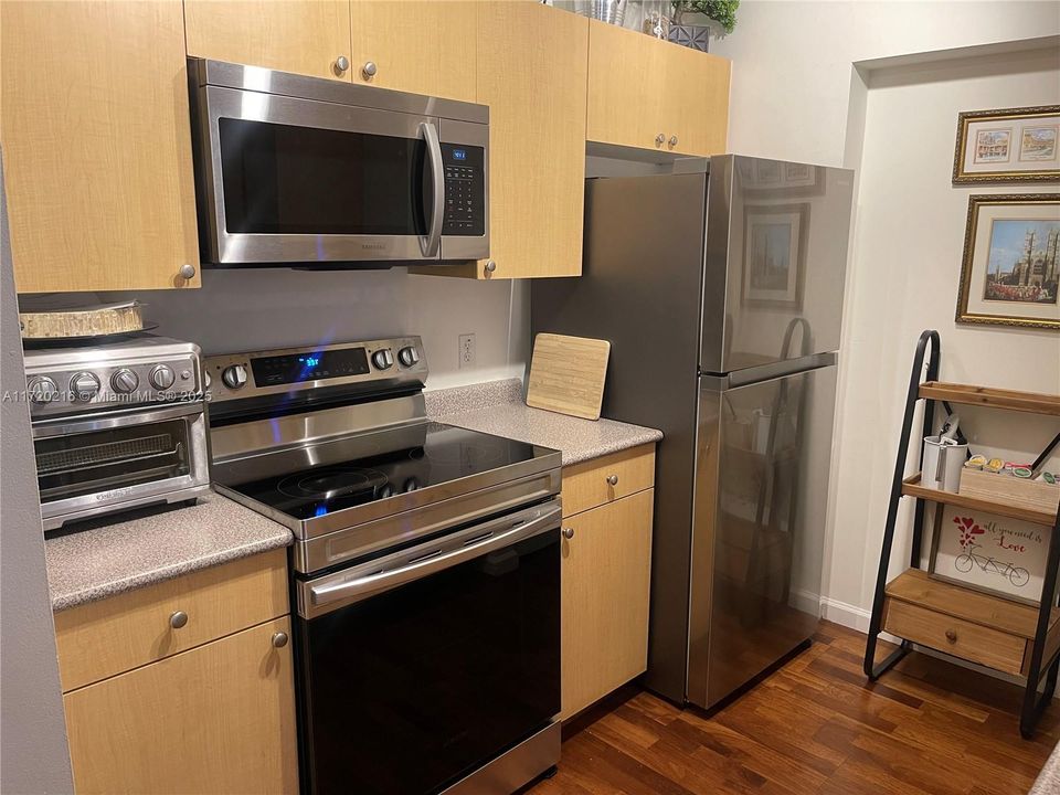 For Rent: $1,990 (1 beds, 1 baths, 736 Square Feet)