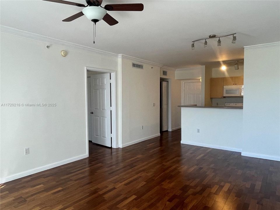 For Rent: $1,990 (1 beds, 1 baths, 736 Square Feet)