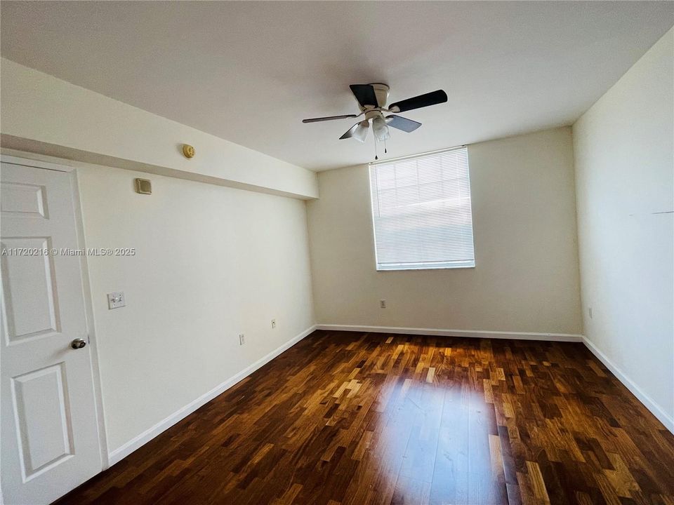 For Rent: $1,990 (1 beds, 1 baths, 736 Square Feet)