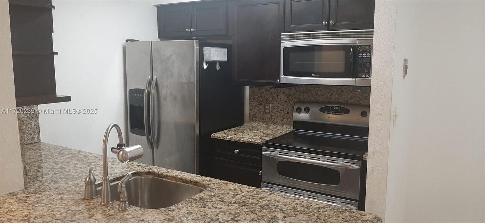 For Sale: $229,000 (1 beds, 1 baths, 805 Square Feet)