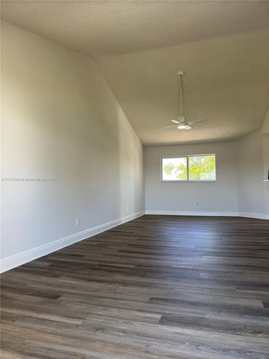 For Rent: $1,794 (1 beds, 1 baths, 872 Square Feet)