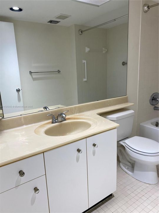 For Rent: $1,750 (1 beds, 1 baths, 940 Square Feet)