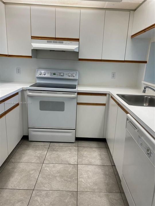 For Rent: $1,750 (1 beds, 1 baths, 940 Square Feet)