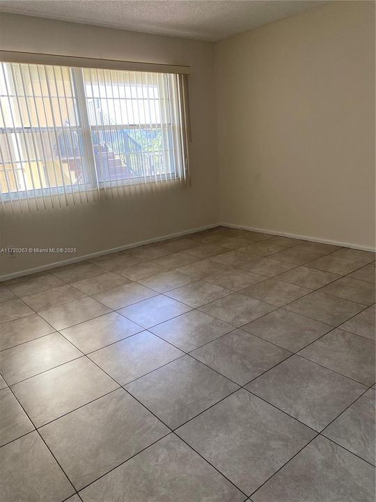 For Rent: $1,750 (1 beds, 1 baths, 940 Square Feet)