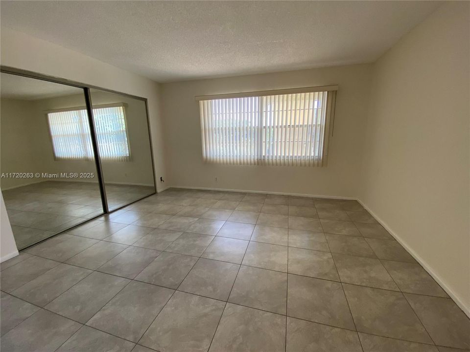 For Rent: $1,750 (1 beds, 1 baths, 940 Square Feet)