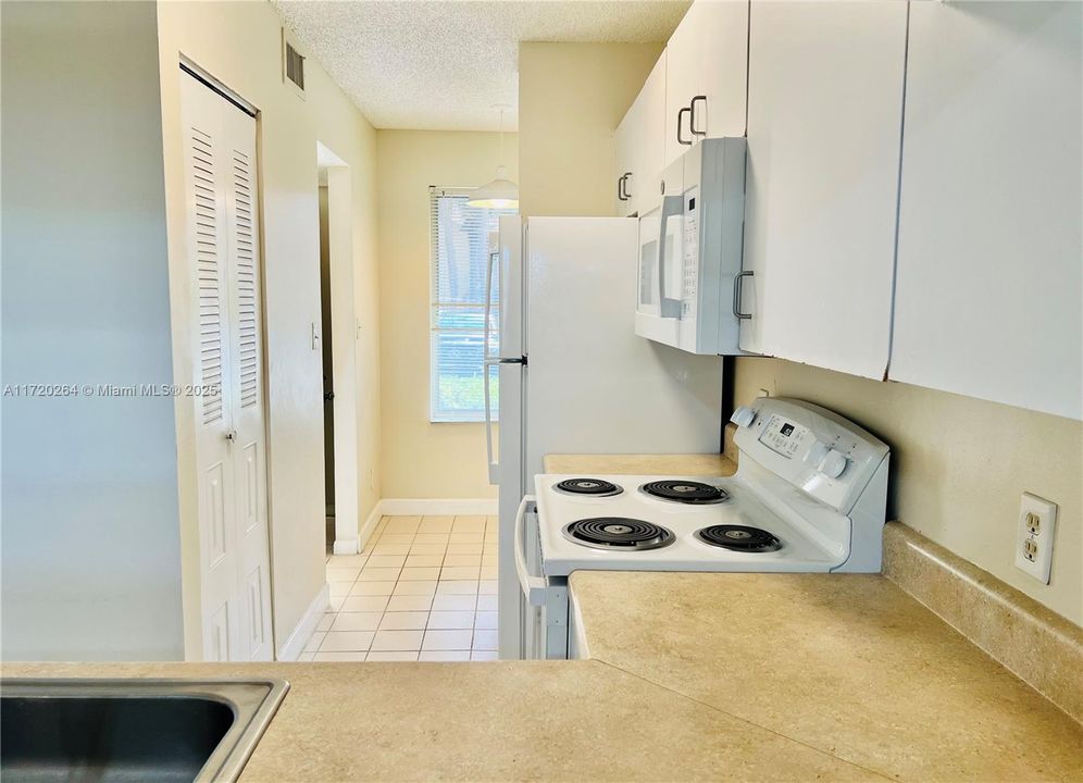 For Rent: $1,750 (1 beds, 1 baths, 816 Square Feet)