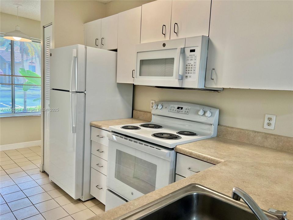 For Rent: $1,750 (1 beds, 1 baths, 816 Square Feet)