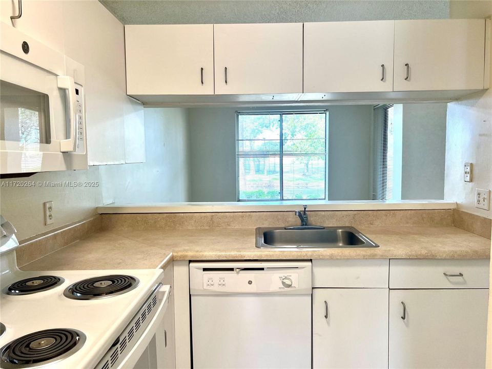 For Rent: $1,750 (1 beds, 1 baths, 816 Square Feet)