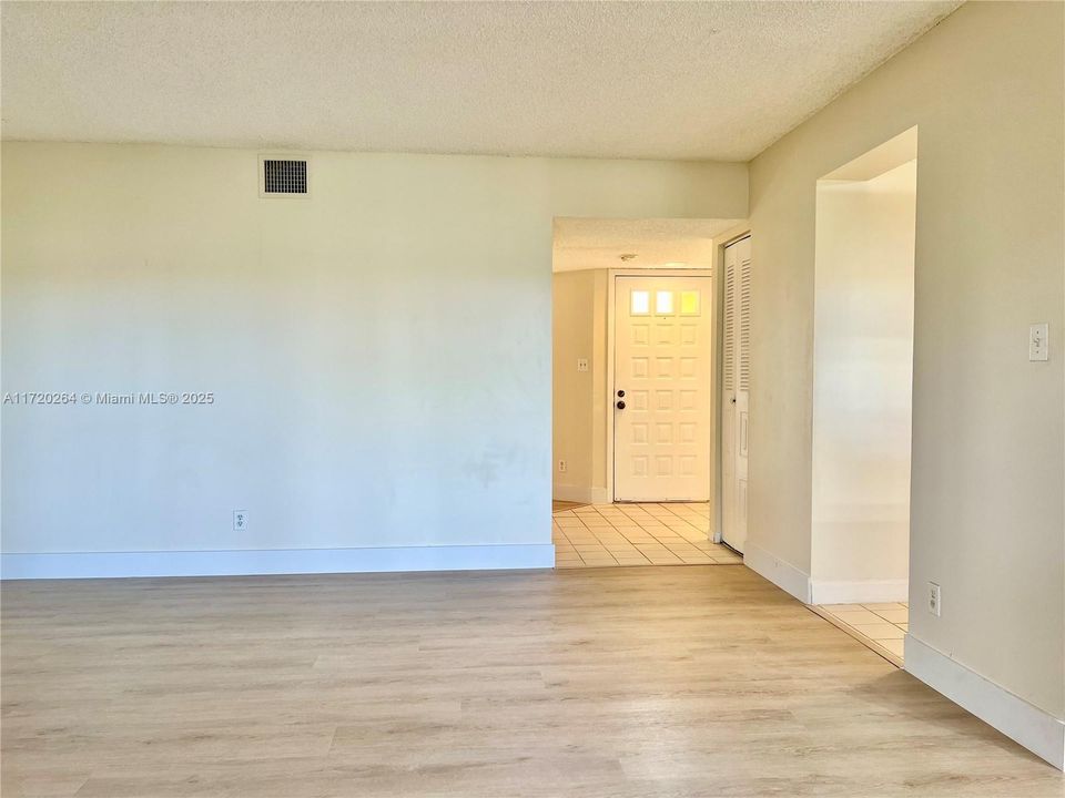 For Rent: $1,750 (1 beds, 1 baths, 816 Square Feet)