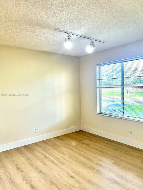 For Rent: $1,750 (1 beds, 1 baths, 816 Square Feet)