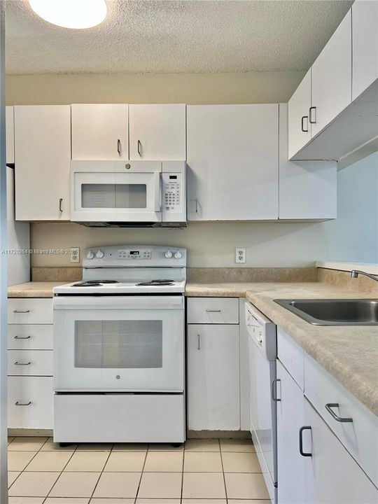 For Rent: $1,750 (1 beds, 1 baths, 816 Square Feet)