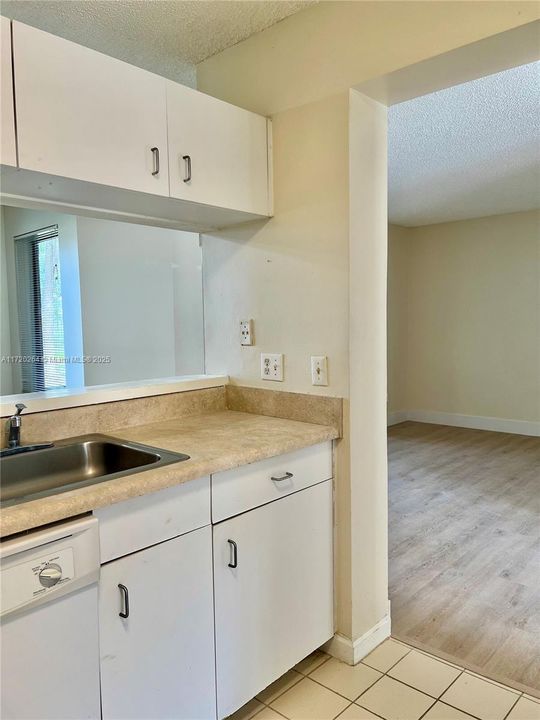 For Rent: $1,750 (1 beds, 1 baths, 816 Square Feet)