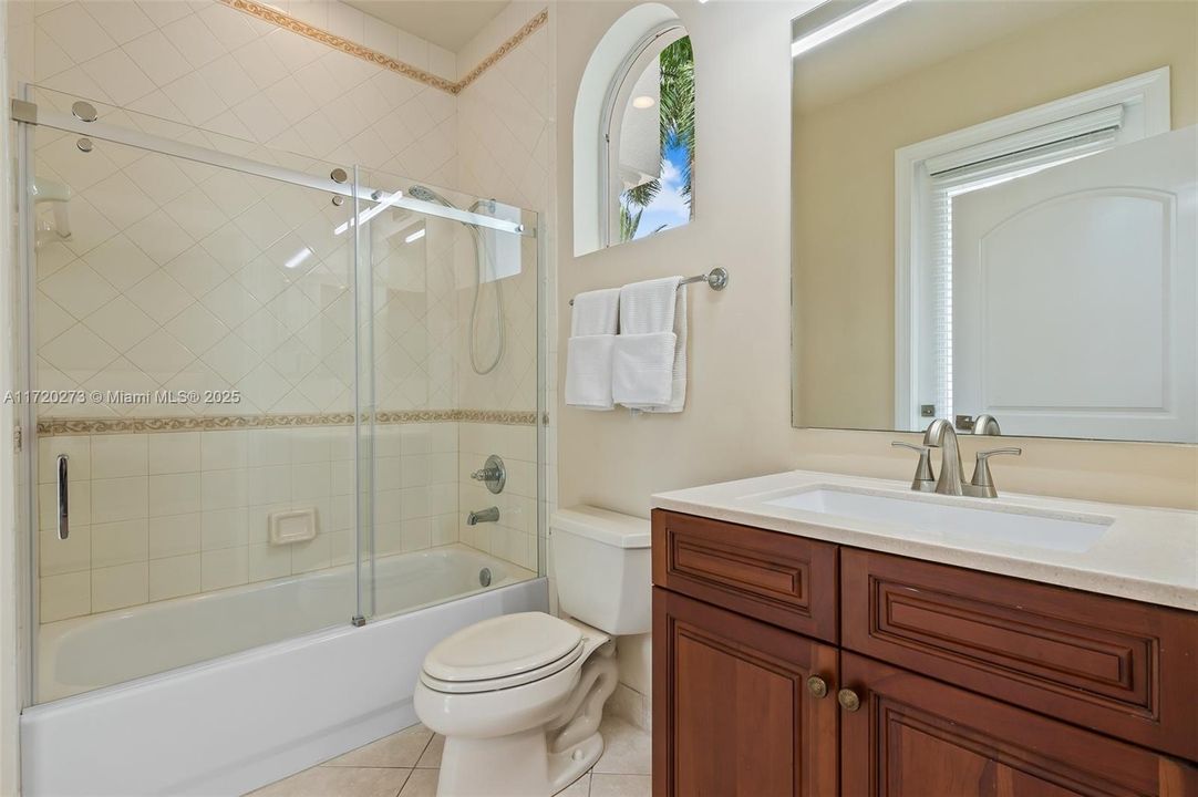 Private Guest House Bathroom