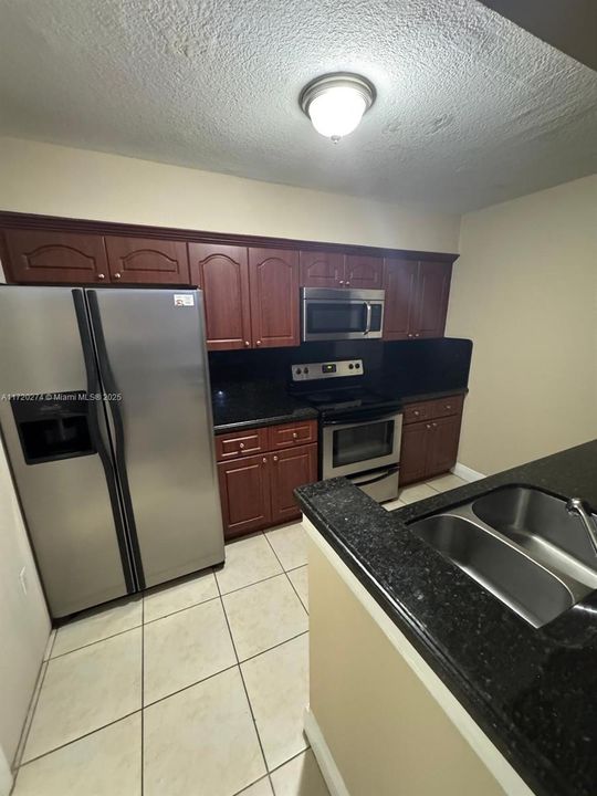 For Rent: $1,800 (1 beds, 1 baths, 640 Square Feet)