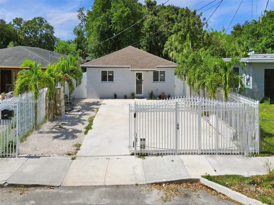 For Sale: $620,000 (4 beds, 2 baths, 1500 Square Feet)