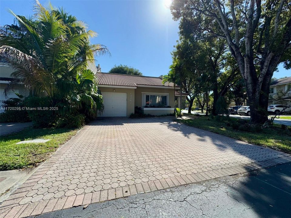 For Sale: $670,000 (3 beds, 2 baths, 1524 Square Feet)