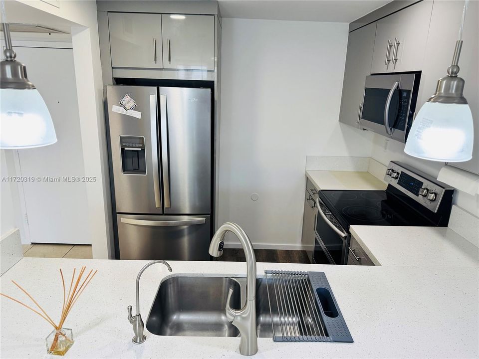 For Rent: $2,200 (1 beds, 1 baths, 820 Square Feet)