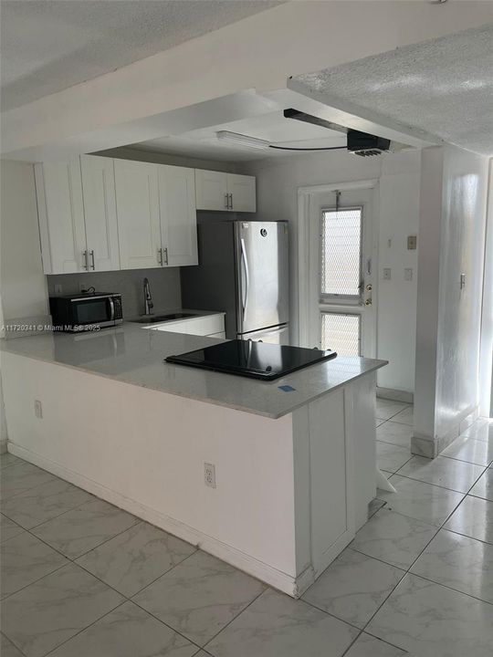 For Rent: $1,800 (1 beds, 1 baths, 742 Square Feet)