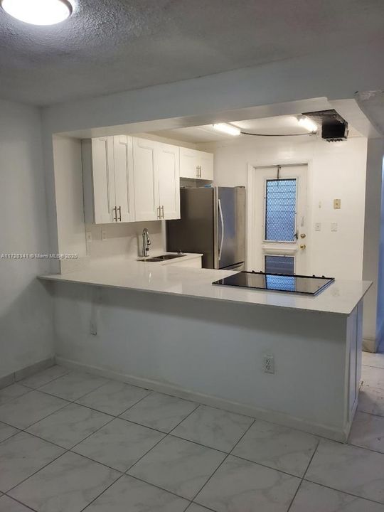 For Rent: $1,800 (1 beds, 1 baths, 742 Square Feet)