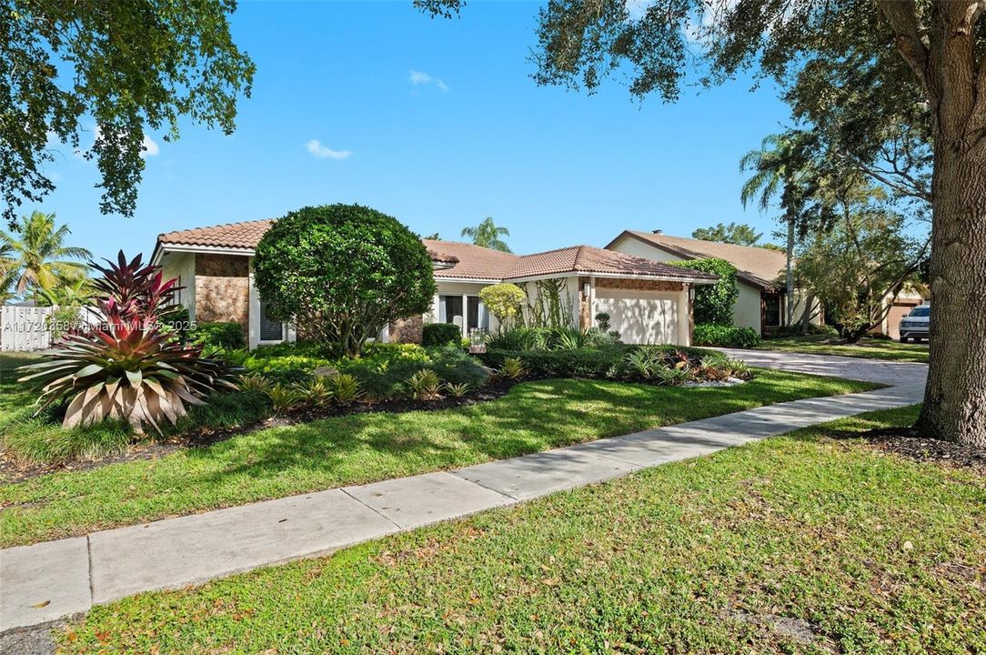 For Sale: $889,000 (4 beds, 2 baths, 2292 Square Feet)