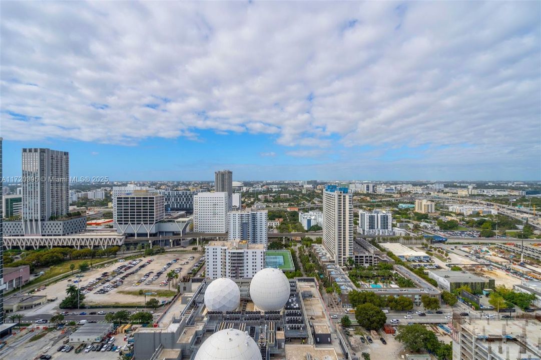 For Sale: $850,000 (2 beds, 2 baths, 1185 Square Feet)