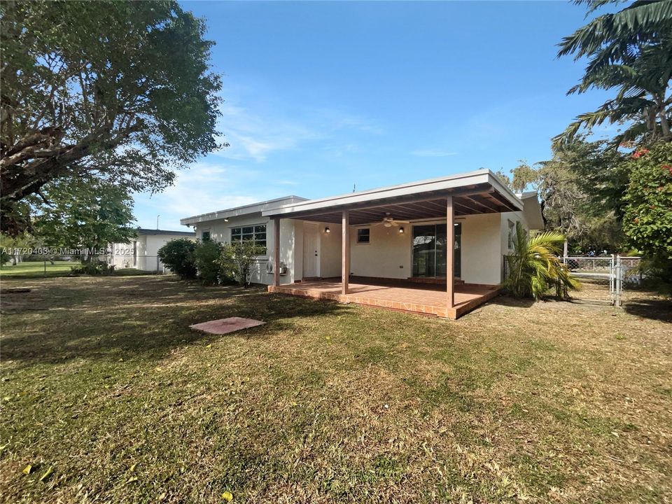 For Sale: $700,000 (3 beds, 2 baths, 1501 Square Feet)