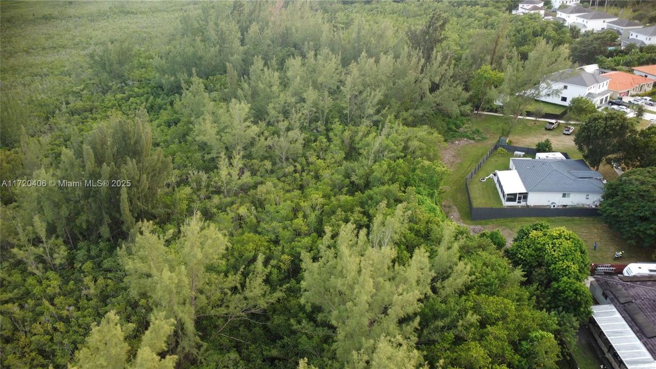 На продажу: $660,000 (1.53 acres)